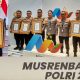 Kapolres Bitung, AKBP Albert Zai SIK MH saat terima Anugerah penghargaan Pelayanan Publik Mandiri Tingkat Polri Tahun 2024. (Gambar kanan) Bersama Kapolda Sumut, Irjen Pol Roycle H Langie dan Kapolres Jajaran Polda Sulut. (Foto: Humas Polres Bitung)