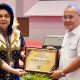 Kepala BPJS Kesehatan Cabang Utama Manado, drg. Betsy Roeroe, AAAK., menyerahkan Piagam Penghargaan kepada Direktur Umum Bank SulutGo, Bapak Joubert Dondokambey. (Foto: BSG)