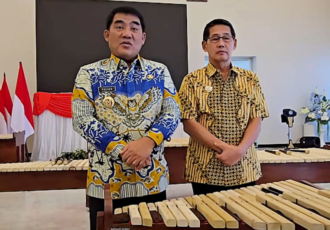 Gubernur Sulut, Mayjen TNI (Purn) Yulius Selvanus SE dan Walikota Bitung, Hengky Honandar SE. (Foto: Istimewa)