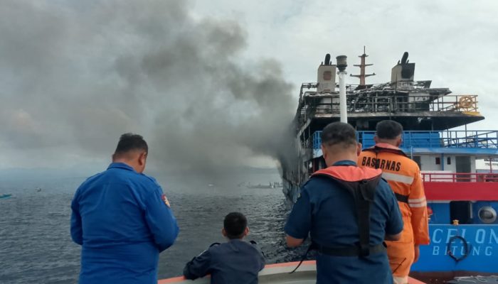 Kapolda Sulut Pimpin Langsung Evakuasi Penumpang KM Barcelona V A yang Terbakar di Perairan Talise