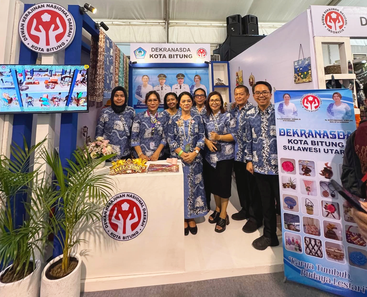 Ketua Dekranasda Kota Bitung, Ny. Ellen Honandar Sondakh SE, saat promosi produk UMKM Dekranasda Kota Bitung pada acara HUT ke-45 Dekranas di Balikpapan Dome. (Foto: Pemkot Bitung)