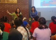 Bunda Ellen Honandar Sondakh didampingi Kadis Perpustakaan Kota Bitung, Merlin M Wulur saat berkunjung di TBM Teman Luar Biasa, di Sekretariat Kaleb Community, Cue Cafe, Kadoodan, Kota Bitung, Kamis (17/7/2025). (Foto: Ridho L Tobing)