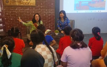 Bunda Ellen Honandar Sondakh didampingi Kadis Perpustakaan Kota Bitung, Merlin M Wulur saat berkunjung di TBM Teman Luar Biasa, di Sekretariat Kaleb Community, Cue Cafe, Kadoodan, Kota Bitung, Kamis (17/7/2025). (Foto: Ridho L Tobing)