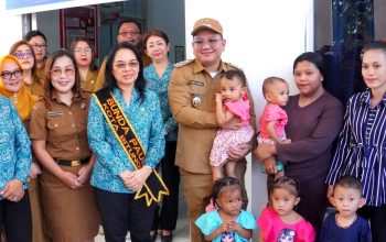 Wakil Walikota Bitung, Randito Maringka dan Ketua TP PKK Kota Bitung, Ny Ellen Honandar Sondakh SE, saat peluncuran PMT untuk Ibu Hamil dan Balita. (Foto: Istimewa)