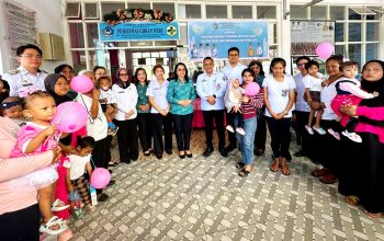 Ketua TP PKK Kota Bitung, Ny Ellen Honandar Sondakh SE (tengah) saat peluncuran program Pemberian Makanan Tambahan (PMT) di Puskesmas Girian Weru. (Foto: Istimewa)