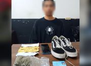 Terduga pelaku TMJK alias Khezi (23) beserta barang bukti ganja. (Foto: Istimewa)