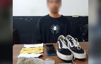 Terduga pelaku TMJK alias Khezi (23) beserta barang bukti ganja. (Foto: Istimewa)