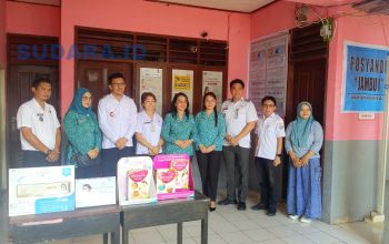 Ketua Tim Pembina Posyandu Kota Bitung, Bunda Ellen Honandar Sondakh SE, saat meninjau persiapan Posyandu Jambu I di Kelurahan Girian Bawah, Kecamatan Girian Kota Bitung. (Foto: Ridho L Tobing)