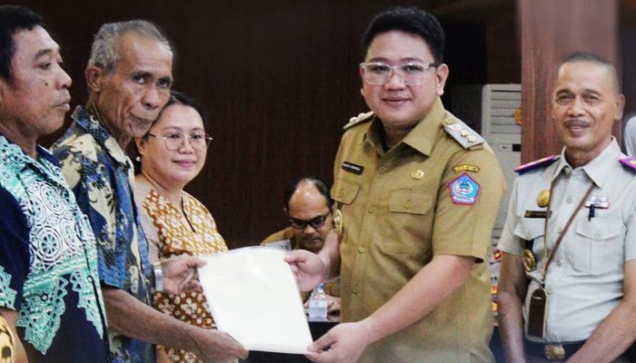 Randito Maringka Serahkan 100 Sertipikat Redistribusi Tanah untuk Warga Pulau Lembeh