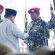 Presiden RI, Prabowo Subianto, saat menyerahkan Tongkat Komando Pangkomar kepada Letnan Jenderal TNI (Mar) Dr Endi Supardi, S.E., M.M., M.Tr.Opsla., CHRMP., CRMP. (Foto: Istimewa)