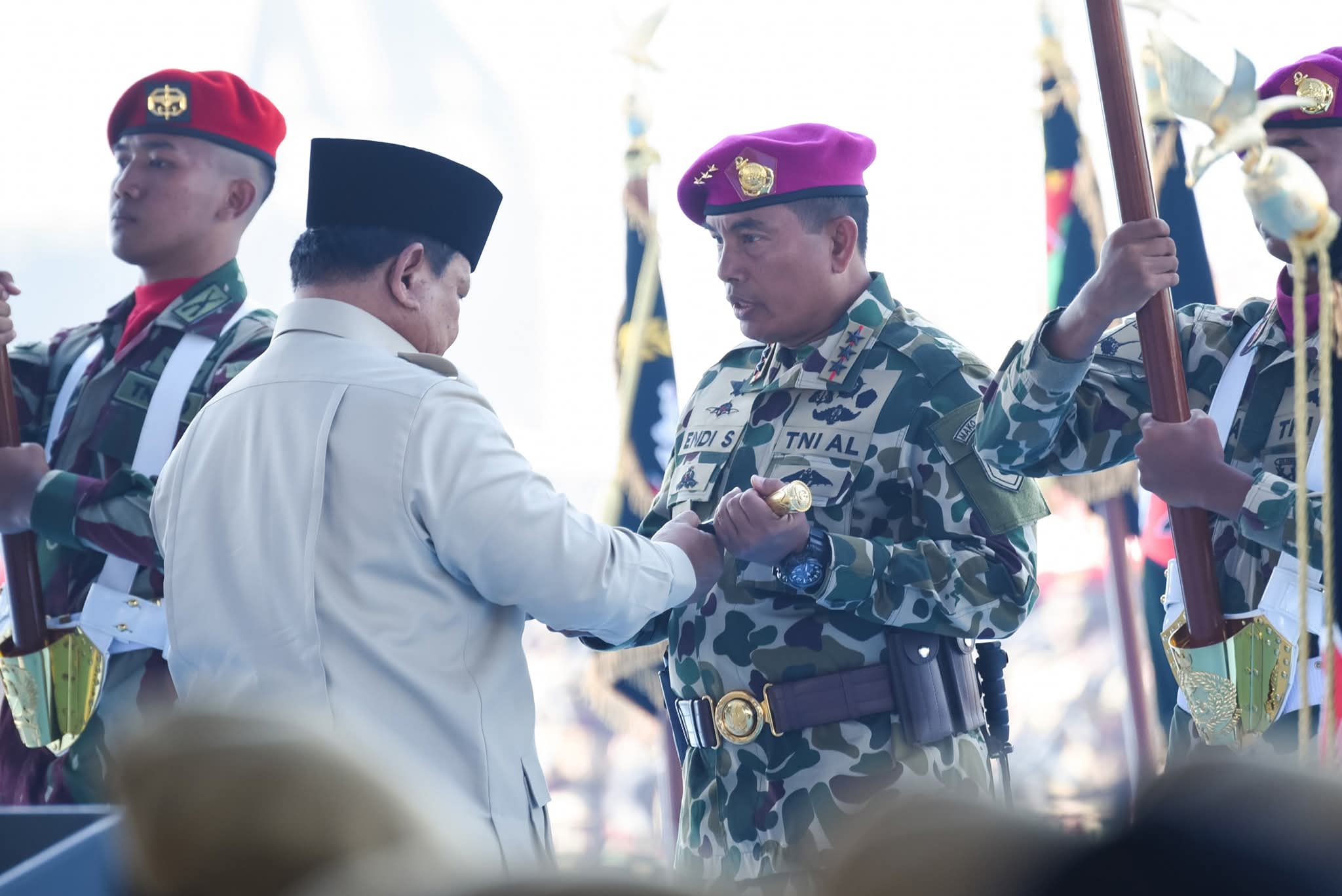 Presiden RI, Prabowo Subianto, saat menyerahkan Tongkat Komando Pangkomar kepada Letnan Jenderal TNI (Mar) Dr Endi Supardi, S.E., M.M., M.Tr.Opsla., CHRMP., CRMP. (Foto: Istimewa)