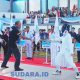 Ketua Umum PB IKASI Dr. H Amir Yanto SH MM MH CGCAE, secara simbolis berkesempatan melakukan Fencing (laga) dengan salah seorang Fencer Pelajar, tanda dimulainya eksibisi Kejurnas Anggar antar Pelajar 2025 di Kota Bitung, Sulawesi Utara. (Foto: Ridho L Tobing)