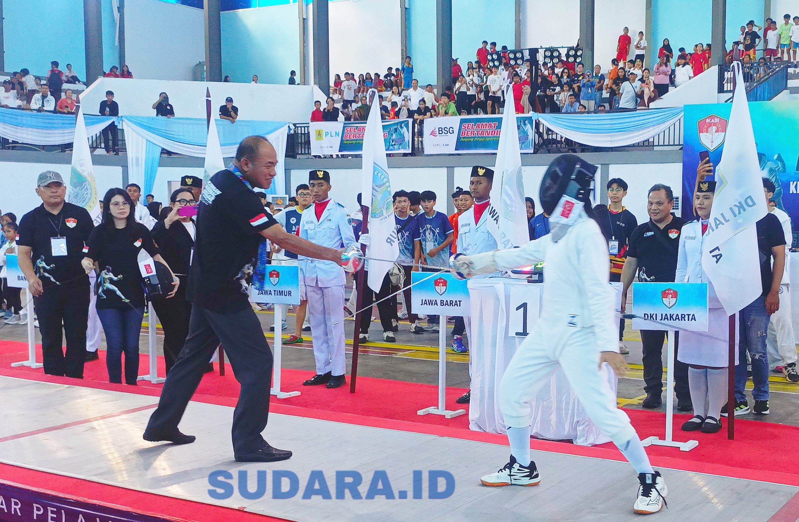 Ketua Umum PB IKASI Dr. H Amir Yanto SH MM MH CGCAE, secara simbolis berkesempatan melakukan Fencing (laga) dengan salah seorang Fencer Pelajar, tanda dimulainya eksibisi Kejurnas Anggar antar Pelajar 2025 di Kota Bitung, Sulawesi Utara. (Foto: Ridho L Tobing)