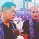Walikota Bitung, Hengky Honandar SE (kiri) dan Ketua Umum PB IKASI, Dr. H Amir Yanto SH MM MH CGCAE, saat pembukaan Kejurnas Anggar antar Pelajar 2025 di GOR Dua Sudara Kota Bitung, Sulawesi Utara, Minggu (3/8/2025). (Foto: Istimewa)