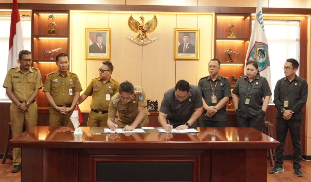 Walikota Bitung, Hengky Honandar SE dan YM Ketua PN/Perikanan Bitung, Johanis Dairo Malo SH MH, saat menandatangani kerjasama Program Sidang Keliling Terpadu dan Harmonisasi Keluarga. (Foto: Istimewa)