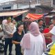 Kapolres Bitung, AKBP Albert Zai SIK MH saat meninjau langsung kegiatan Gerakan Pangan Murah Polri yang digelar Polres Bitung bersama dengan Perum Bulog SuluGo di Kelurahan Girian Weru Satu Kota Bitung. (Foto: Istimewa)
