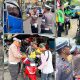 Satlantas Polres Bitung membagikan bendera Merah Putih kepada Pelintas Jalan Raya. (Foto: Istimewa)