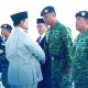 Momen Presiden RI, Prabowo Subianto sematkan pangkat dan tanda jabatan sebagai Wakil Panglima TNI kepada Jenderal Tandyo Budi Revita. (Foto: Istimewa)