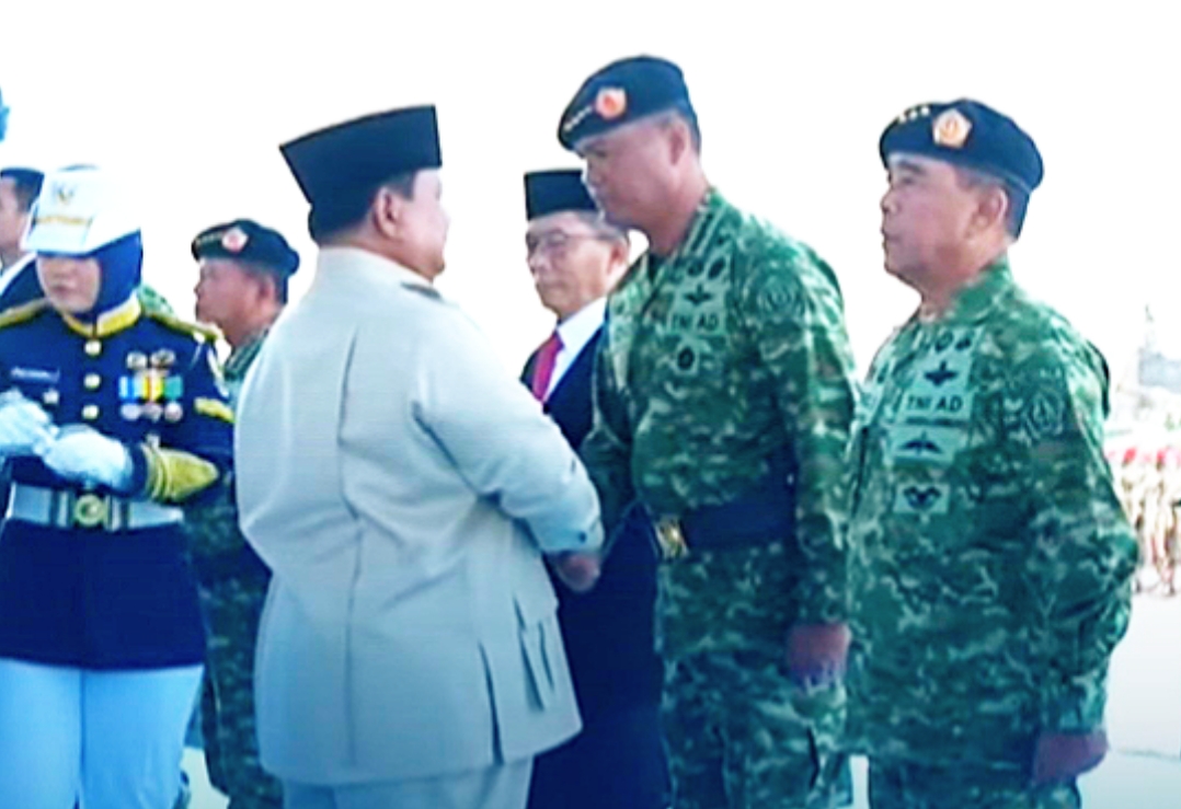 Momen Presiden RI, Prabowo Subianto sematkan pangkat dan tanda jabatan sebagai Wakil Panglima TNI kepada Jenderal Tandyo Budi Revita. (Foto: Istimewa)