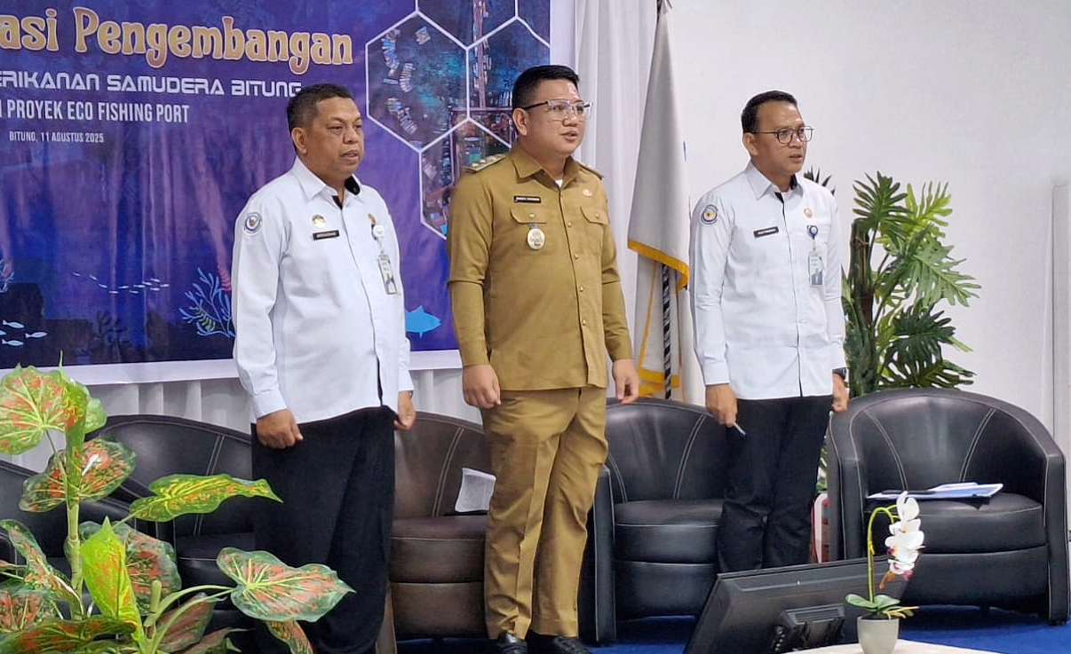 (Dari kiri ke kanan) Kepala Pelabuhan Perikanan Samudera Bitung, Makkasau, A.Pi., M.Si; Wakil Walikota Bitung, Randito Maringka; Direktur Kepelabuhanan Perikanan Kementerian KKP, Dr. Ady Candra, S.Pi, M.Si. (foto: Istimewa)