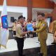 Walikota Bitung Hengky Honandar saat melepas Kontingen Kwarcab Pramuka Kota Bitung ikuti PPBK Nasional Tahun 2025. (Foto: Istimewa)