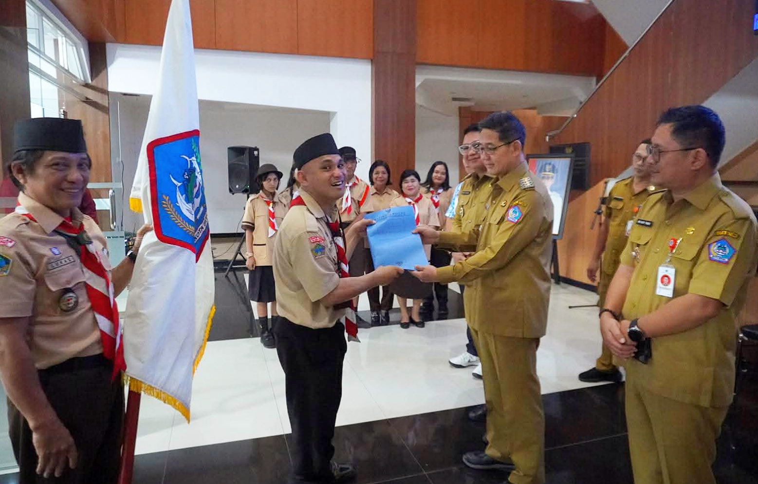 Walikota Bitung Hengky Honandar saat melepas Kontingen Kwarcab Pramuka Kota Bitung ikuti PPBK Nasional Tahun 2025. (Foto: Istimewa)