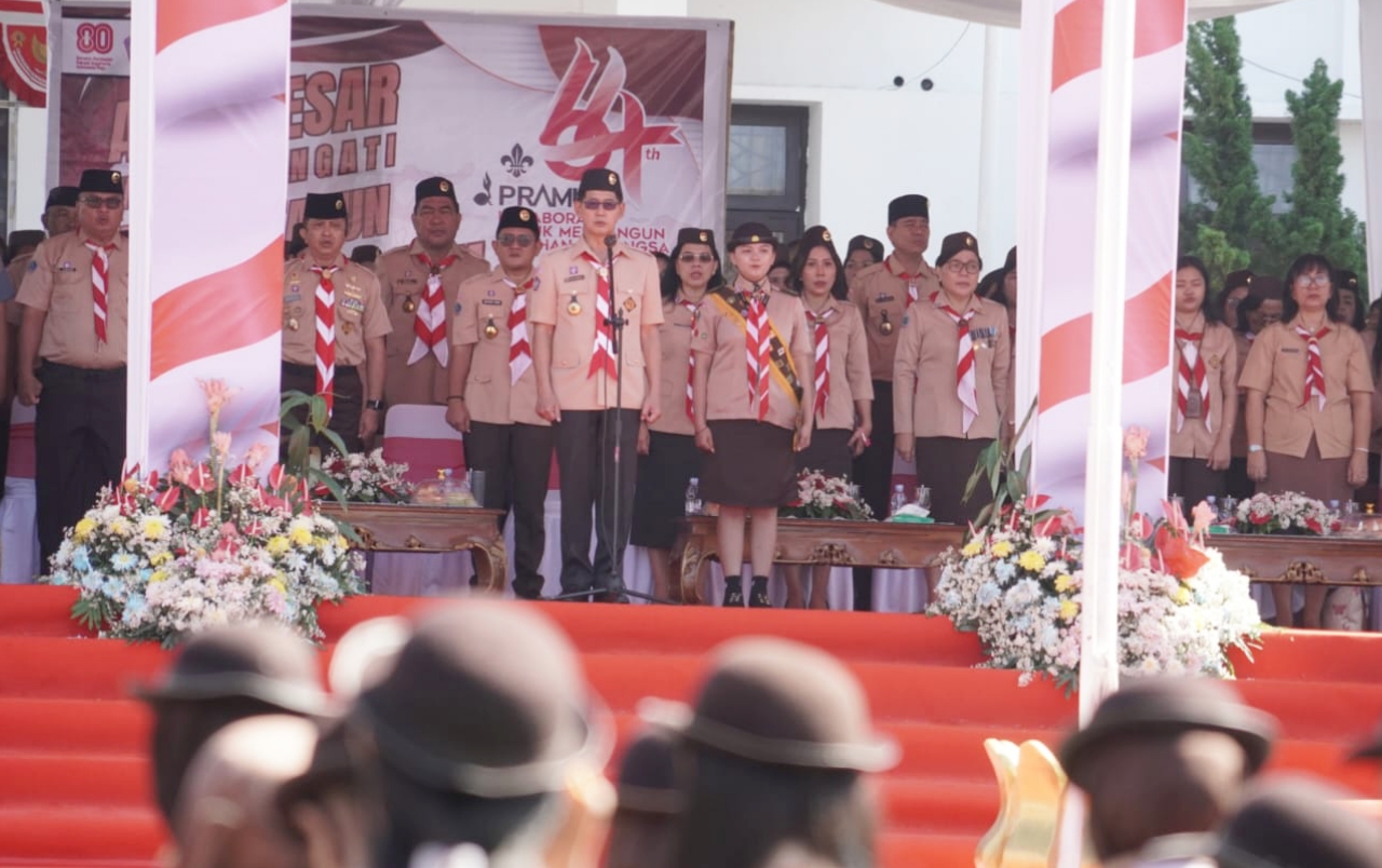 Walikota Bitung, Hengky Honandar sebagai Pembina Upacara pada Apel Peringatan Hari Ulang Tahun (HUT) Ke-64 Gerakan Pramuka Tingkat Kwartir Cabang Kota Bitung yang diselenggarakan di lapangan apel Pemerintah Kota Bitung, Senin (18/8/2025). (Foto: Istimewa)