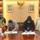 Walikota Bitung, Hengky Honandar SE bersama Kepala BPJS Ketenagakerjaan Sulawesi Utara, Murniati, tandatangani MOU jaminan sosial untuk masyarakat pekerja rentan di Kota Bitung. (Foto: Istimewa)