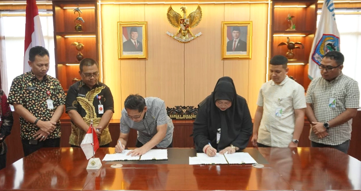 Walikota Bitung, Hengky Honandar SE bersama Kepala BPJS Ketenagakerjaan Sulawesi Utara, Murniati, tandatangani MOU jaminan sosial untuk masyarakat pekerja rentan di Kota Bitung. (Foto: Istimewa)