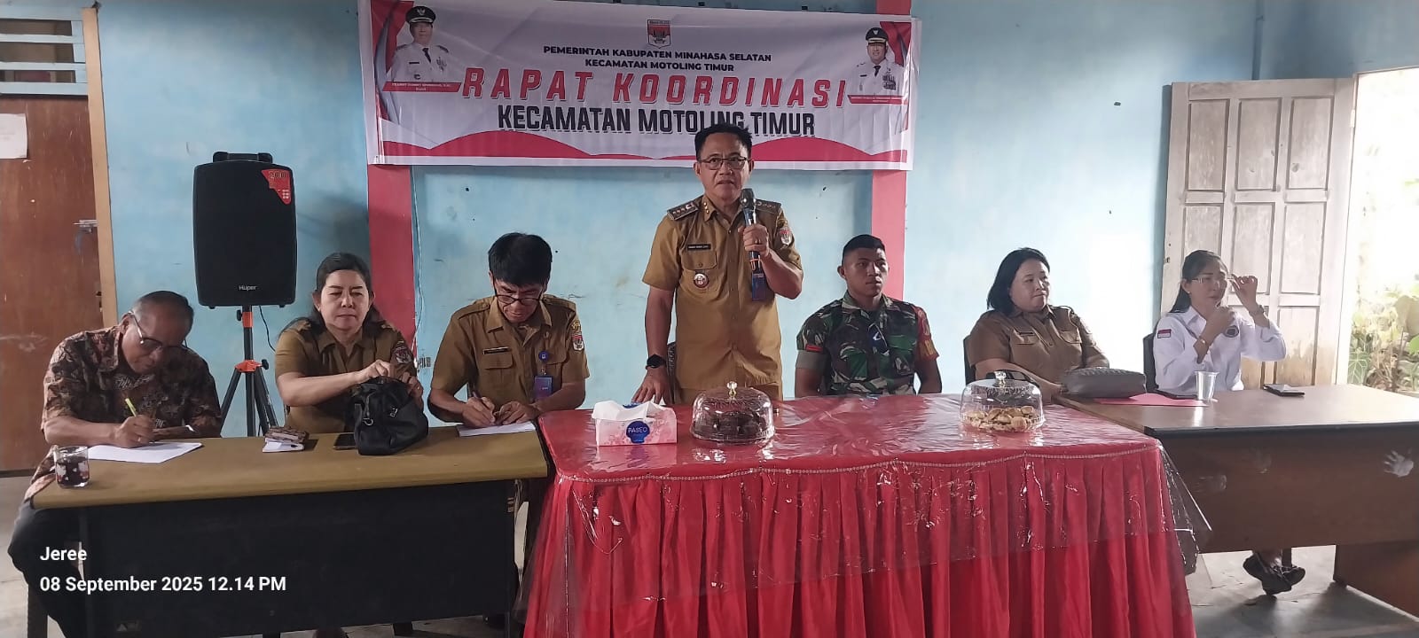 Camat Motoling Timur Bonny Mawitjere saat Rakor Kecamatan Motoling Timur.