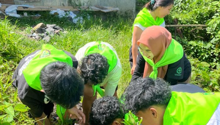 Peringati Hari Ozon, KMPA Tansa dan KPA Ampala Tanam Pohon dan Bersihkan Drainase di Manado