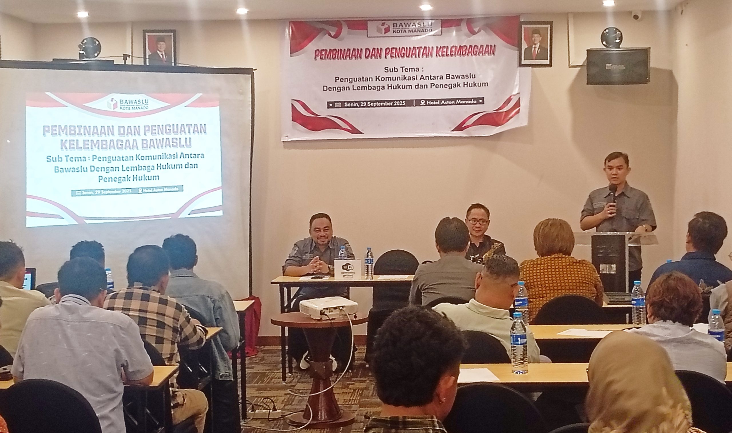 Ketua Bawaslu Kota Manado, Brilliant J Maengko SE ME (mimbar) bersama Kordiv P3S, Heard Runtuwene SPi MSc dan Sekretariat Bawaslu Kota Manado, Muhdi Pasma SE, saat membuka kegiatan Pembinaan dan Penguatan Kelembagaan. (Foto: Ridho L Tobing)