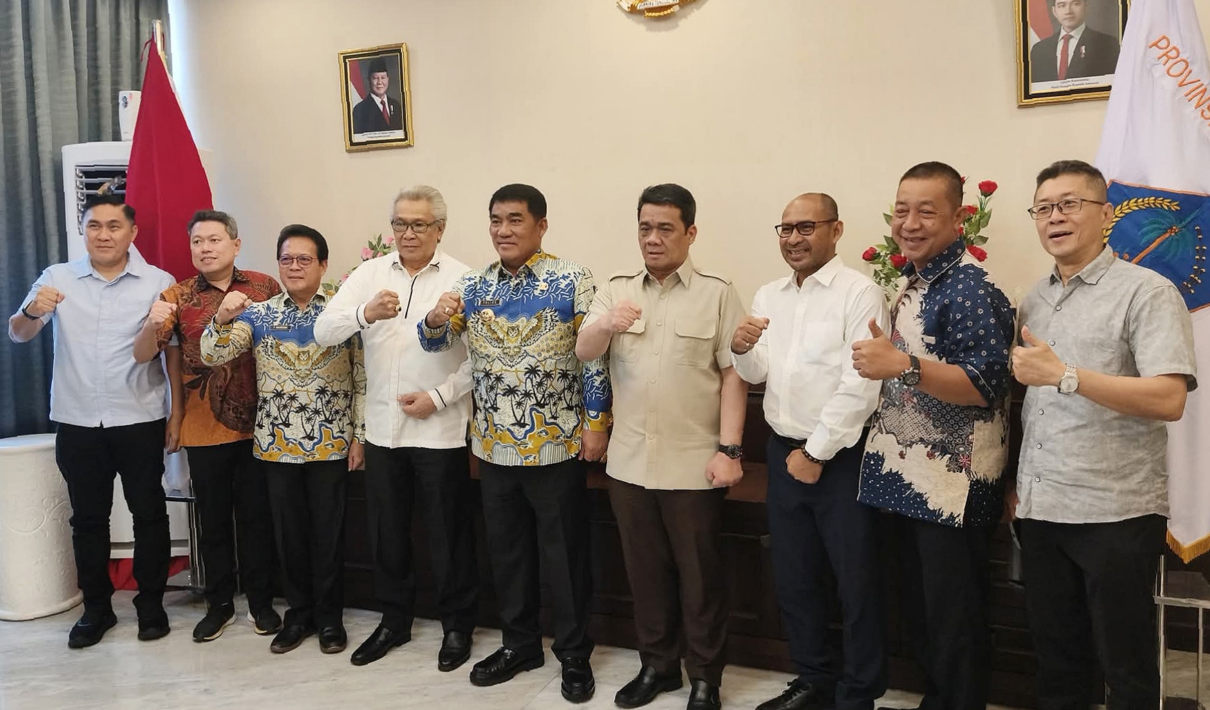 Pertemuan Gubernur Sulut, Yulius Selvanus Komaling (YSK) dengan Wamendes, Ahmad Riza Patria, bahas solusi listrik 24 jam di Kabupaten Kepulauan Talaud. (Foto: Istimewa)