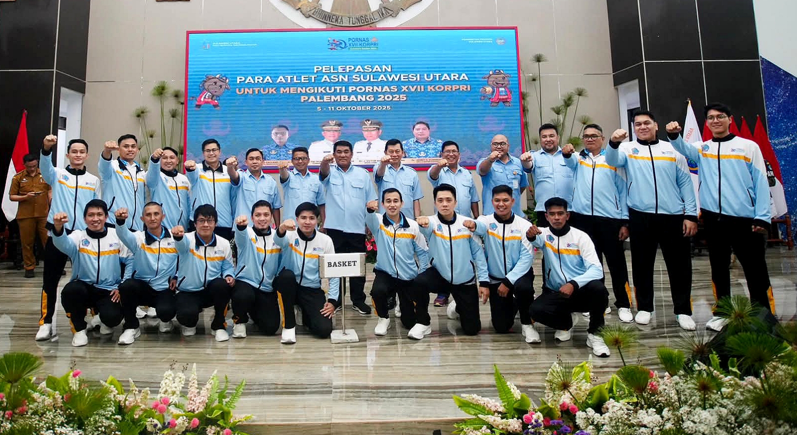 Gubernur Sulut, Yulius Selvanus bersama Wagub Victor Mailangkay, saat lepas kontingen ASN ke Pernah Korpri ke-17, Sumsel. (Foto: Istimewa)