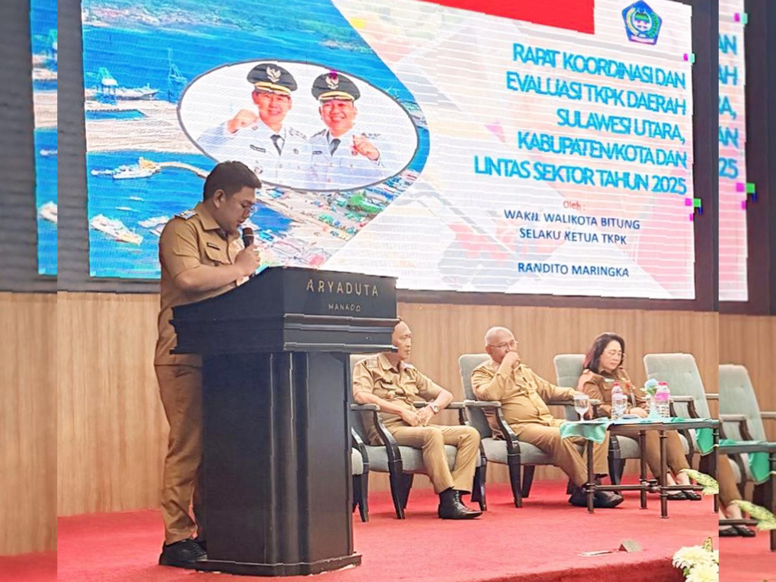 Wakil Walikota Bitung, Randito Maringka bertindak sebagai Ketua TKPK Kota Bitung, memaparkan prosentase percepatan penurunan angka kemiskinan di Kota Bitung. (Foto: Istimewa)