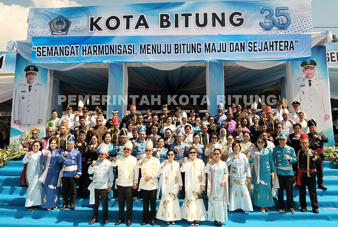 Sesi foto bersama usai Upacara HUT ke-35 Kota Bitung. (Foto: Pemkot Bitung)
