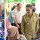 Walikota Bitung, Hengky Honandar SE, bersama Ketua TP-PKK Kota Bitung Ny. Ellen Honandar Sondakh SE, meninjau langsung penyaluran Bantuan Sosial Tahap I. (Foto: Istimewa)