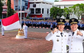 Walikota Bitung, Hengky Honandar SE dan Wakil Walikota, Randito Maringka (HHRM), dengan latar para ASN Kota Bitung. (Foto: Ist/Ridho Lumban Tobing)