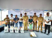 Gubernur Sulut, Mayjen TNI (Purn) Yulius Selvanus SE didampingi Wakil Walikota Bitung, Randito Maringka dan Sekda Kota Bitung, Ir. Ign Rudy Theno ST MT MAP, bersama Kepala Perum Bulog SulutGo, Ermin Tora, saat menyerahkan beras dan minyak goreng kepada Keluarga Penerima Manfaat (KPM), saat gelar pelepasan Bantuan Pangan Nasional dari Gudang Bulog Kota Bitung. (Foto: Istimewa)