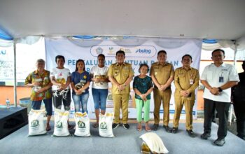 Gubernur Sulut, Mayjen TNI (Purn) Yulius Selvanus SE didampingi Wakil Walikota Bitung, Randito Maringka dan Sekda Kota Bitung, Ir. Ign Rudy Theno ST MT MAP, bersama Kepala Perum Bulog SulutGo, Ermin Tora, saat menyerahkan beras dan minyak goreng kepada Keluarga Penerima Manfaat (KPM), saat gelar pelepasan Bantuan Pangan Nasional dari Gudang Bulog Kota Bitung. (Foto: Istimewa)