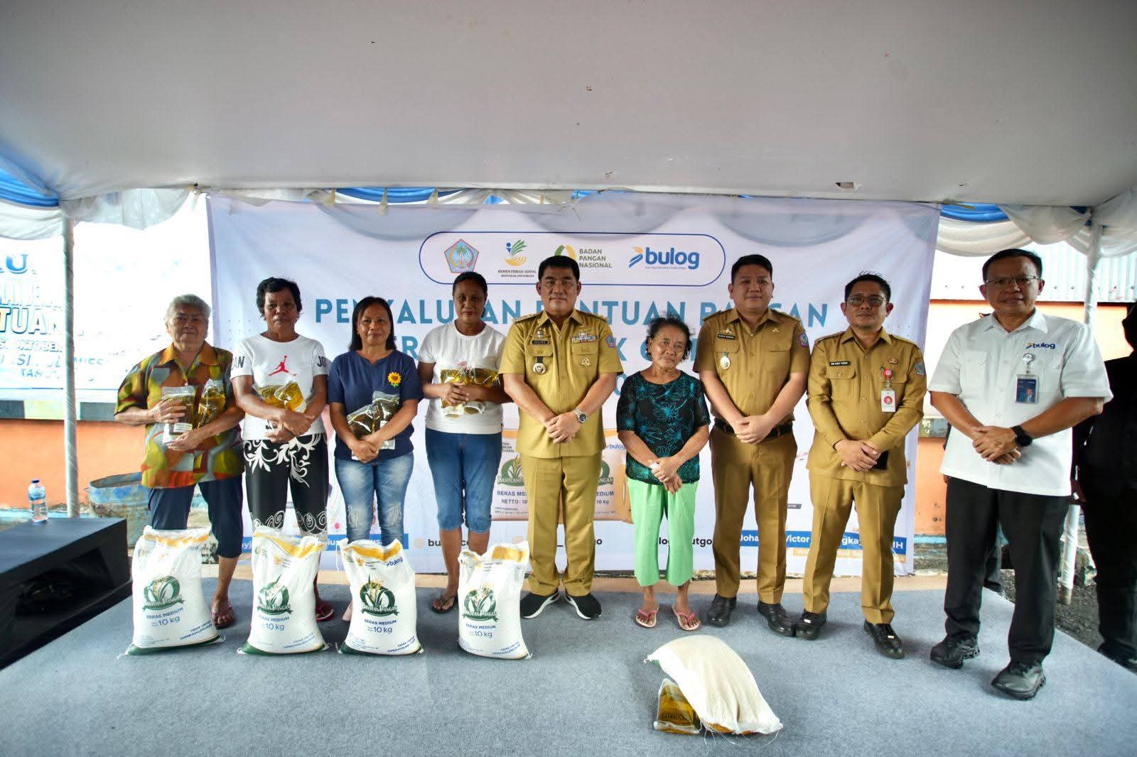 Gubernur Sulut, Mayjen TNI (Purn) Yulius Selvanus SE didampingi Wakil Walikota Bitung, Randito Maringka dan Sekda Kota Bitung, Ir. Ign Rudy Theno ST MT MAP, bersama Kepala Perum Bulog SulutGo, Ermin Tora, saat menyerahkan beras dan minyak goreng kepada Keluarga Penerima Manfaat (KPM), saat gelar pelepasan Bantuan Pangan Nasional dari Gudang Bulog Kota Bitung. (Foto: Istimewa)