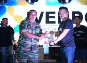 Penyerahan hadiah ke Band Favorit 46 Army Band oleh Ketua Panitia Recky Lempoy. (Foto: Untuk SUDARA.ID)