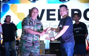 Penyerahan hadiah ke Band Favorit 46 Army Band oleh Ketua Panitia Recky Lempoy. (Foto: Untuk SUDARA.ID)