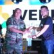 Penyerahan hadiah ke Band Favorit 46 Army Band oleh Ketua Panitia Recky Lempoy. (Foto: Untuk SUDARA.ID)