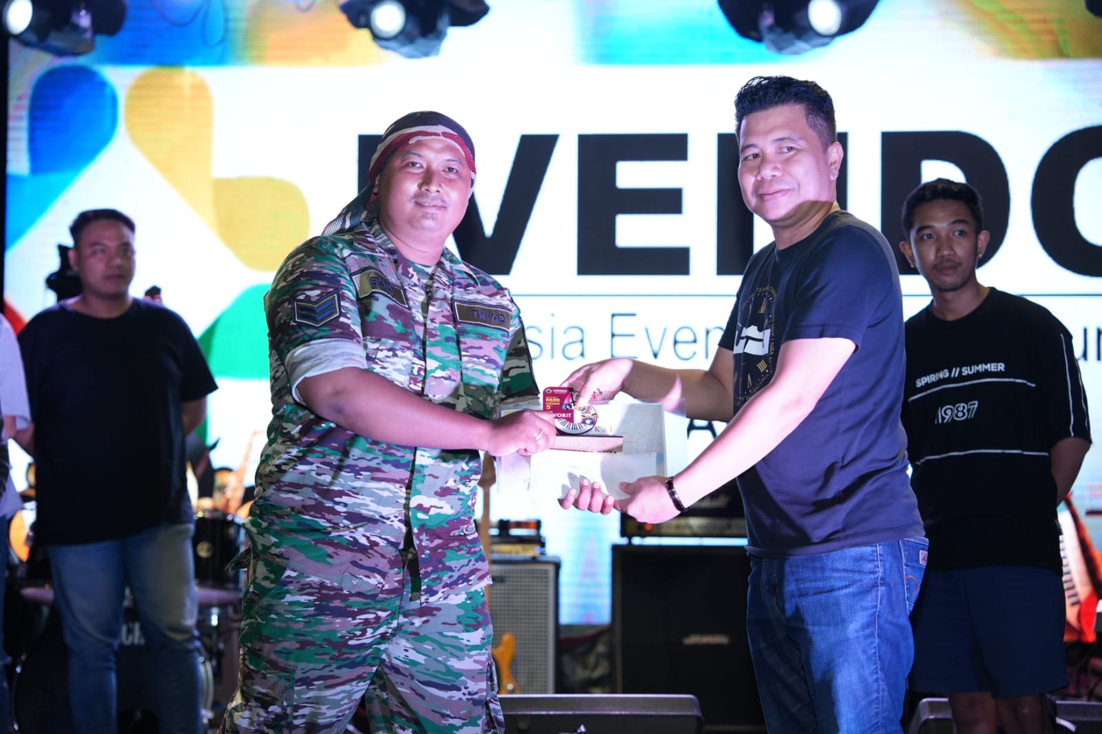 Penyerahan hadiah ke Band Favorit 46 Army Band oleh Ketua Panitia Recky Lempoy. (Foto: Untuk SUDARA.ID)