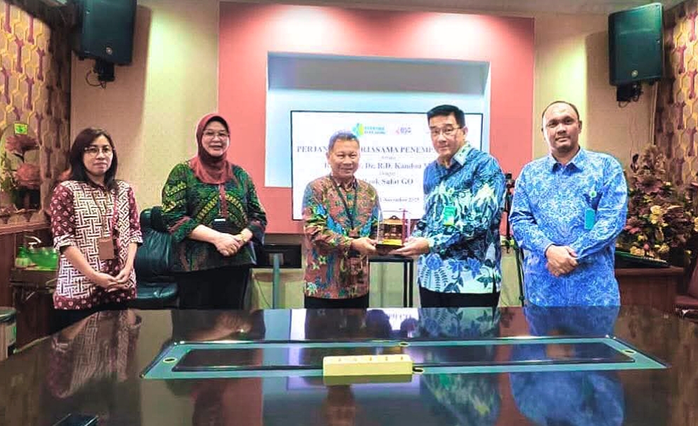 Direktur Utama RSUP Kandou, Prof Dr dr Starry H. Rampengan, Sp.JP(K), FIHA, MARS, bersama Direktur Utama Bank SulutGo, Revino M. Pepah, saat Penandatanganan Kerja Sama di Aula RSUP Prof. Kandou, Selasa (11/11/2025).
