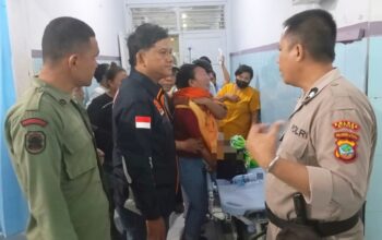 Balita korban tenggelam di Kawasan Candi Pantai Kota Bitung, dievakuasi ke Rumah Sakit. (Foto: Istimewa)