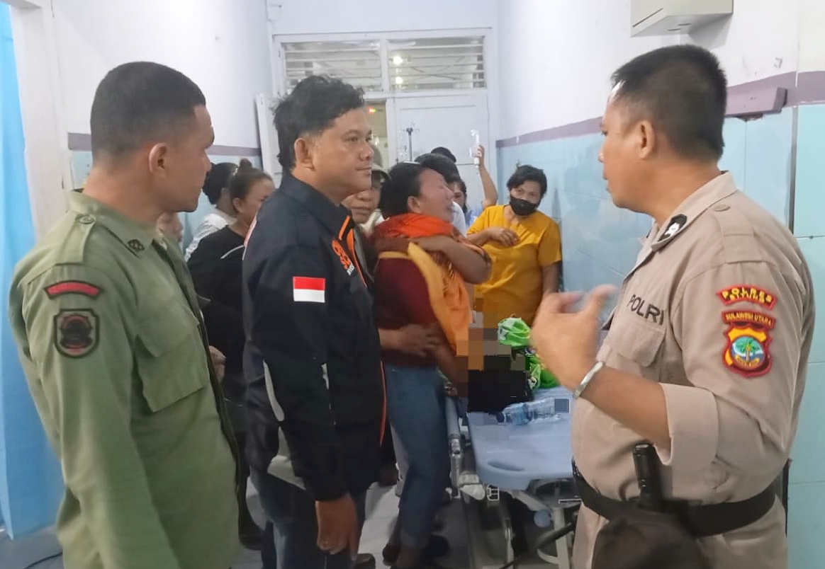 Balita korban tenggelam di Kawasan Candi Pantai Kota Bitung, dievakuasi ke Rumah Sakit. (Foto: Istimewa)