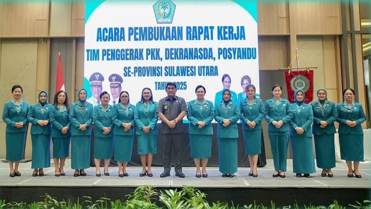 Gubernur Sulut, Mayjen. TNI (Purn) Yulius Selvanus SE, bersama Ketua TP PKK Sulut, Ny. Anik Yulius Selvanus beserta jajaran pengurus. (Foto: Istimewa)