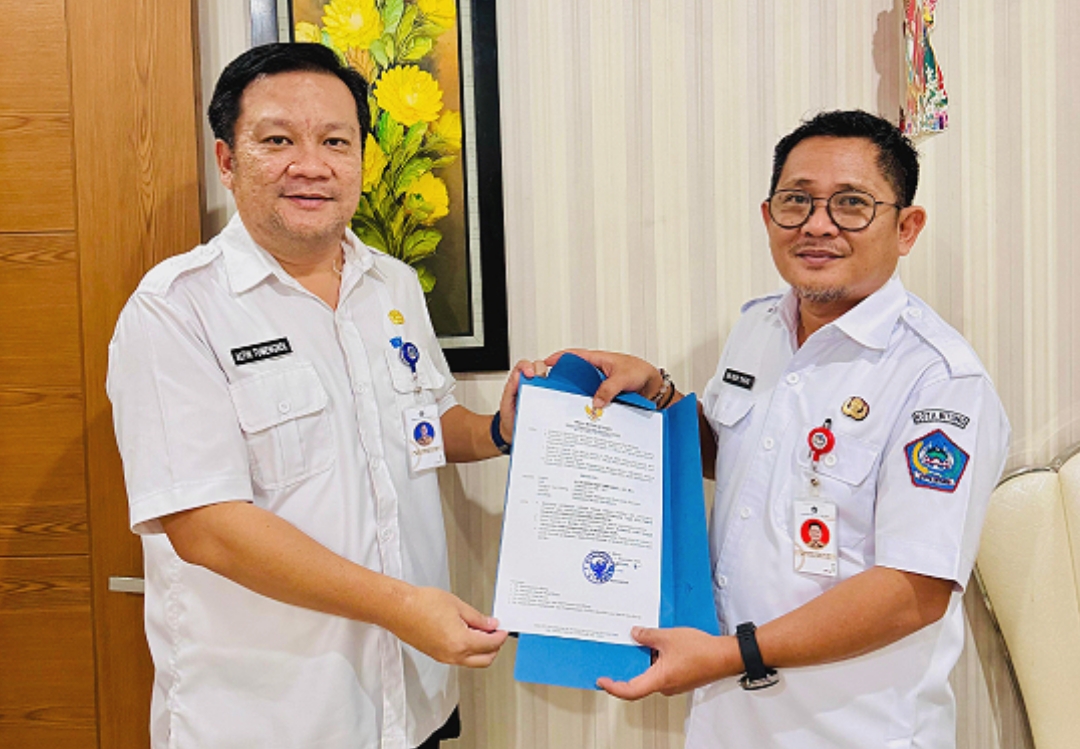 Sekretaris Daerah (Sekda) Kota Bitung, Ir. Ign Rudy Theno ST MT MAP (kanan) saat menyerahkan SK Walikota Bitung kepada Altin Tumengkol SIP, M.Si,(kiri) sebagai Pelaksana Tugas (Plt) Kepala Dinas Komunikasi dan Informatika (Kominfo) Kota Bitung. (Foto: Istimewa)
